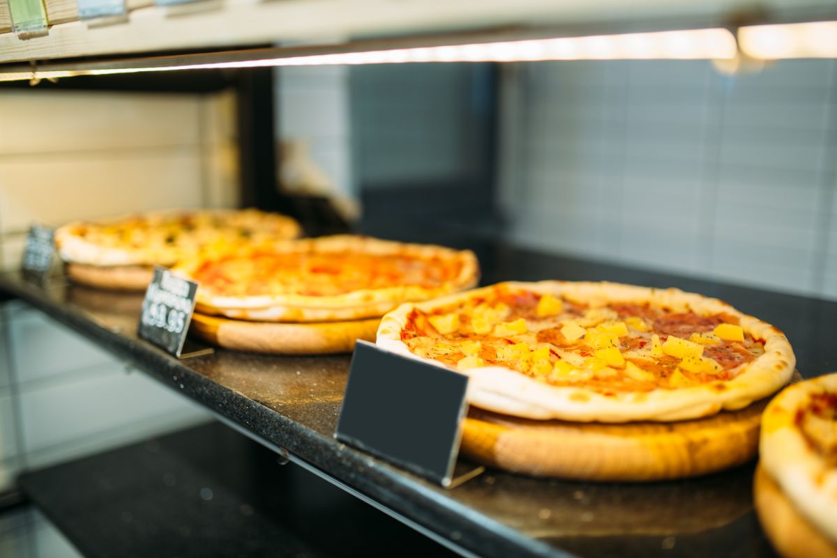 Choosing a pizza franchise service style (sit-down, countertop, or food cart)